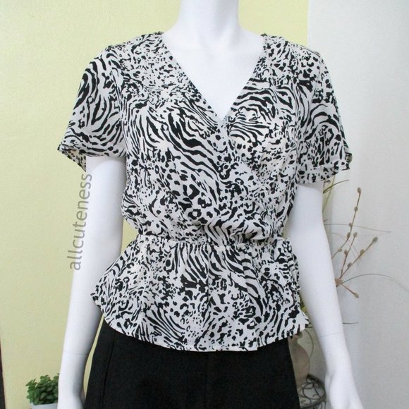 Animal Print Surplice Top Size Medium - Picture 1 of 4